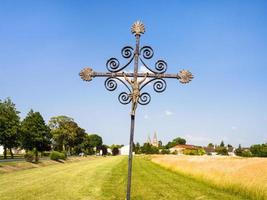kruis in ontbijtgranen veld- in de buurt gemeente l'epine foto