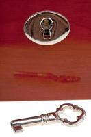 sleutel en sleutelgat in houten doos foto