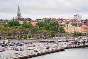 visie Aan Verzending terminal en oud Sofia kerk in Stockholm foto