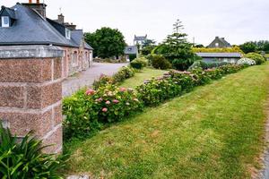 straat in ploubazlanec in zomer avond foto