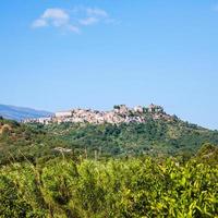 castiglione di Sicilia stad- Aan heuvel in Sicilië foto