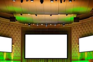 schermen in geel en groen verlichte bioscoop foto