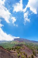 blauw lucht met wit wolken over- kraters van Etna foto