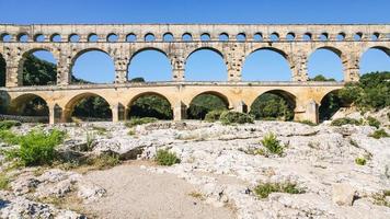 visie van oude Romeins aquaduct pont du Gard foto