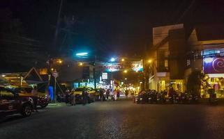 koh samui surat dan ik Thailand 2018 lokaal Thais voedsel Bij nacht markt vissers dorp koh samui. foto