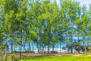 nai thon naithon uitzicht op het strand achter bomen phuket thailand. foto