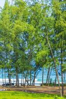 nai thon naithon uitzicht op het strand achter bomen phuket thailand. foto