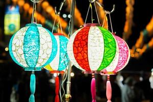 kleurrijk Chinese papier lantaarn hangende tonen voor toeristen Bij lantaarn festival. foto