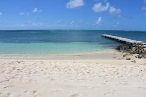 rodgers strand met turkoois wateren in aruba foto