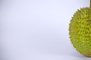 durian. de fruit is zoet en heeft een scherp geur. Aan wit achtergrond. foto