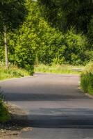 zonnig gebarsten landelijk weg foto