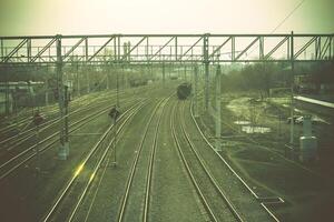 spoorweg bijhouden Bij trein station foto