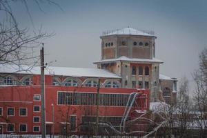 oud fabriek gebouw in de winter foto
