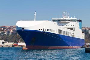 roro-schip in de haven foto