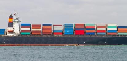 containerschip in zee foto