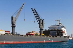 vrachtschip in de haven foto