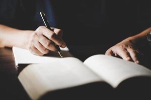 jong vrouw persoon hand- Holding heilig Bijbel met studie Bij huis. volwassen vrouw christen lezing boek in kerk. meisje aan het leren religie geestelijkheid met bidden naar god. concept van leerling onderwijs vertrouwen. foto