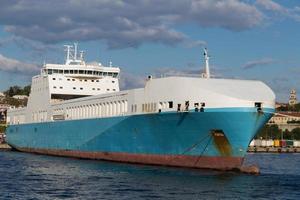 roro-schip in de haven foto