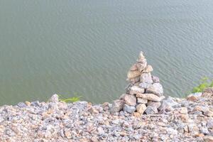 de stenen zijn gestapeld in lagen met rivier- in de achtergrond. foto