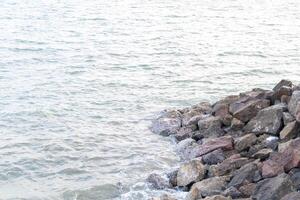 rif in zee rotsen met wind slagen worden zee golven foto