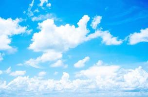 mooie zachte witte wolken aan de blauwe lucht perfect voor de achtergrond, regenseizoen foto