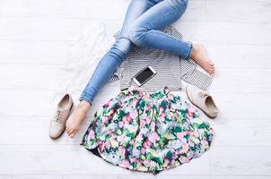 vrijetijdskleding en accessoires met mobiel scherm op een witte houten background.top view foto