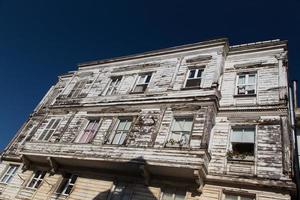 wit en houten huis in burgazada, Istanbul foto