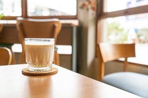vuil koffieglas in coffeeshop foto