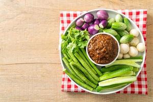 gefermenteerde vis chili pasta met verse groenten foto