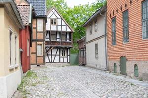 Oslo, Noorwegen. mei 29, 2022. geplaveide straat en oud gebouwen Bij de Noors museum van cultureel geschiedenis in Oslo. foto