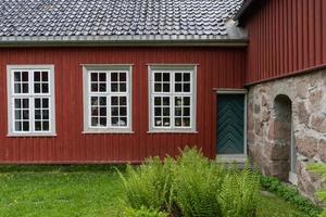 Oslo, Noorwegen. mei 29, 2022. de keuken Ingang van een rood boerderij huis Bij de Noors museum van cultureel geschiedenis in Oslo. foto