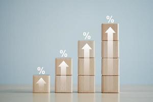 interesseren tarief financiën en hypotheek tarieven concept. percentage teken Aan stack van houten blokken en pijl omhoog. financieel groei, interesseren tarief toenemen, inflatie, uitverkoop prijs en belasting stijgen concept. foto