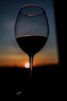 silhouet van een glas tegen een dramatisch lucht foto