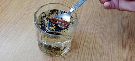 methi dana kalonji dalchini water, fenegriek zaden nigella sativa en kaneel water voor Gezondheid, drinken voor mooi zo Gezondheid foto