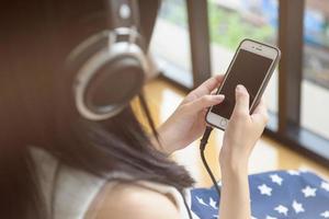 vrouw met koptelefoon luisteren muziek foto