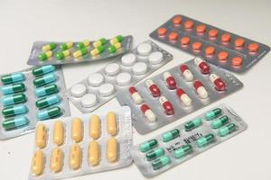 kleurrijk capsules en pillen detailopname Aan wit foto