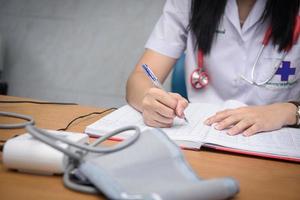 detailopname schot van een dokter schrijven een medisch recept foto