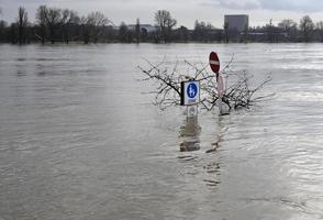 extreem weer - overstroomd voetgangersgebied in Keulen, Duitsland foto