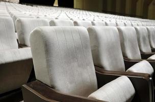 stoelen in een leeg auditorium foto