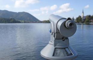 telescoop Bij de waterkant van meer schliersee in Beieren, Duitsland foto