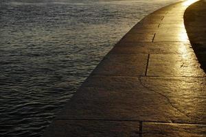 een gouden weg vooruit - zonsondergang op de promenade in Lissabon, Portugal foto