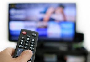 afstandsbediening en scherm - bingewatchen van het favoriete tv-programma foto