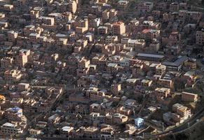 luchtfoto van de rode gebouwen in el alto en la paz, bolivia foto