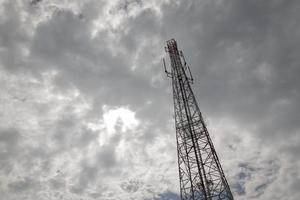 telecommunicatieverbinding toren radio signaal Aan bewolkt achtergrond. foto
