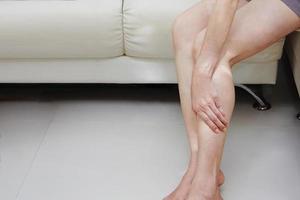vrouw lijden van been pijn. medisch en Gezondheid concept. foto