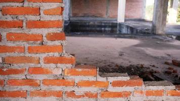 close-up van het puin van een industrieel gebouw dat instort in een stapel beton en baksteen. en het grillige puin veroorzaakt door het falen van de ingenieurs bij de verlaten constructie. foto