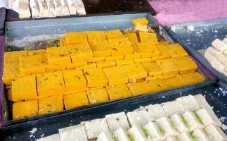 burfi indiase snoepjes verkocht op straatstalletjes foto