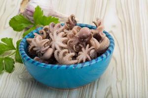 gekookt Octopus in een kom Aan houten achtergrond foto