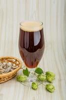 bier met hop Aan houten achtergrond foto