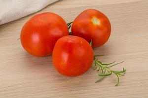 verse tomaten op houten achtergrond foto